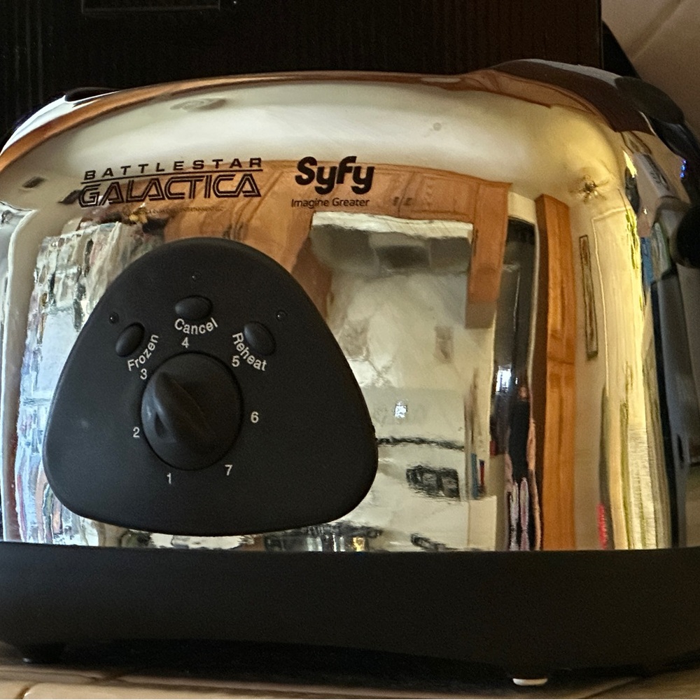 Battlestar Galactica cylon toaster 2009 Pop art collectible, used once, like new - Picture 4 of 13